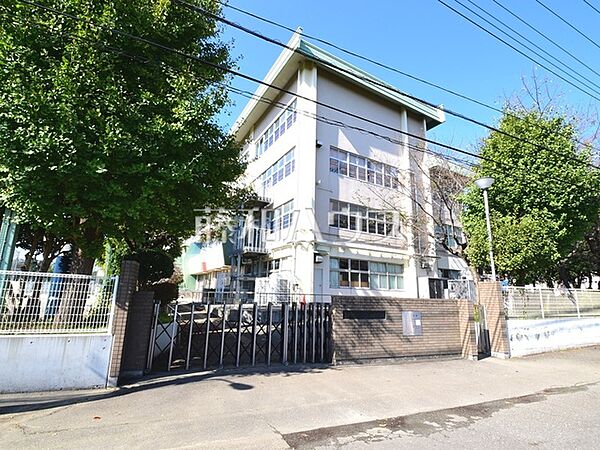 国分寺市立第四中学校 (830m)