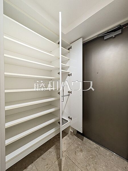 玄関収納　【エンゼルソレスト朝霞台】