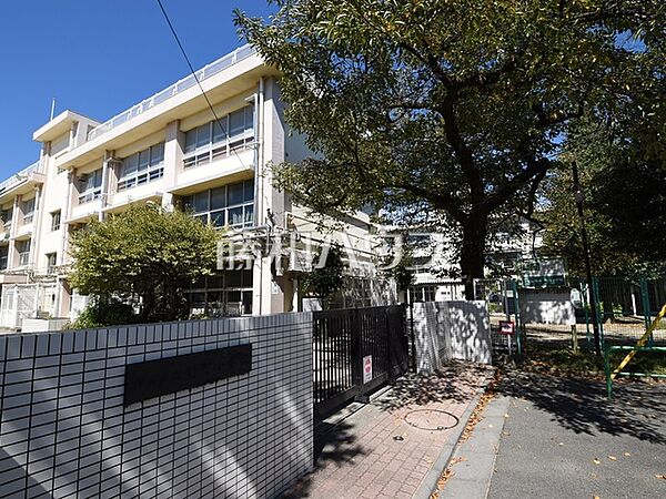 関町小学校 (570m)