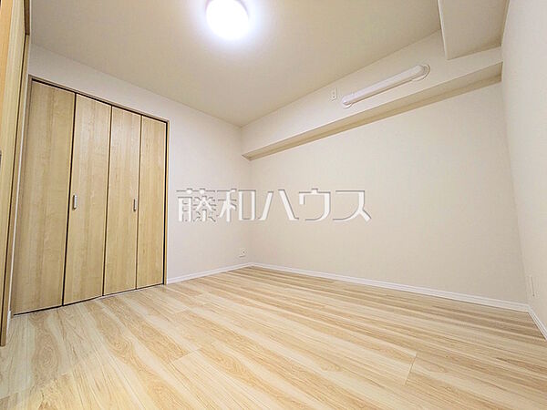 ≪居室≫木目が美しいウッディなフローリングの居室は、穏やかで心安らぐ空間となるでしょう。 　【コープ野村府中是政】