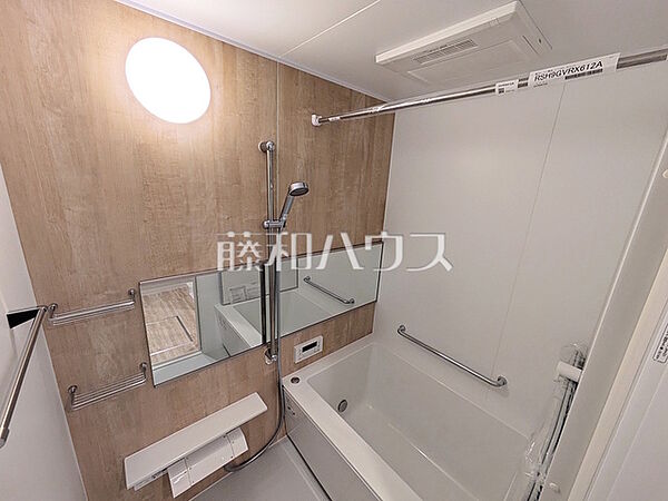≪浴室≫ 落ち着いた色合いで疲れたからだを癒す、贅沢なくつろぎ空間です。 　【コープ野村府中是政】