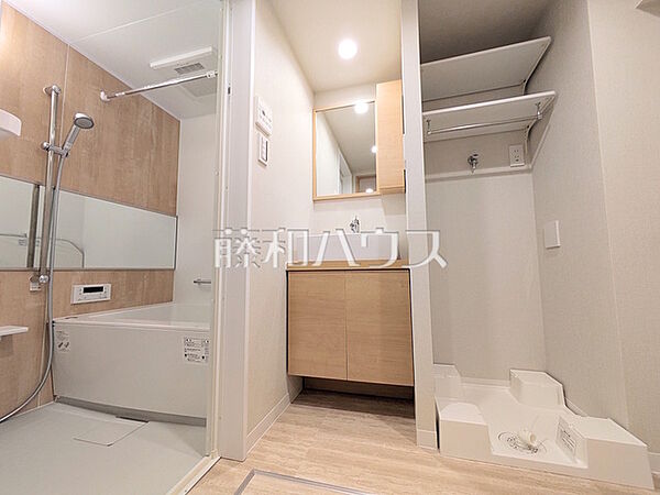 ≪洗面室≫ 洗面室にはバスタオルや洗面具などをきれいに整理できる便利な棚を設置しました。 　【コープ野村府中是政】