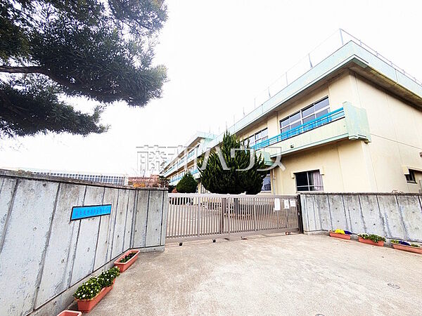 富士見市立水谷東小学校 (880m)