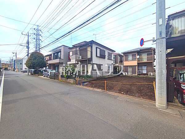 接道状況および現場風景　【八王子市高倉町】 戸建住宅が立ち並ぶ住宅地。静かな時間の流れ。ゆっくりと傾きを変えていく陽の光が清楚な家々を色鮮やかに演出してくれます。