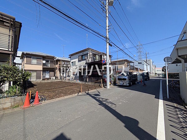 接道状況および現場風景　【八王子市高倉町】充実した新たな生活を、「あったらいいな」がある、この地から始めてみませんか？鮮やかな青空と暮らすこの土地で・・・。