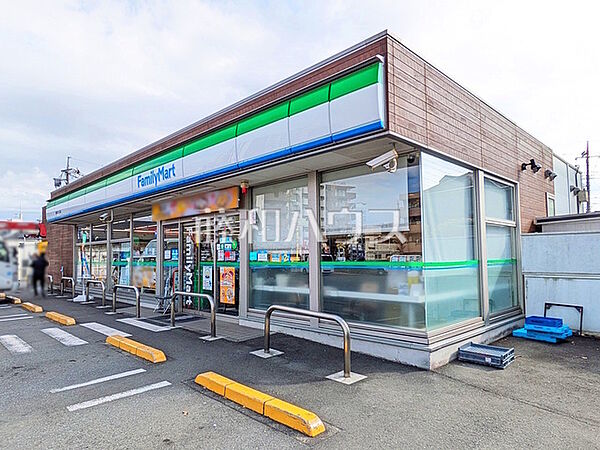 ファミリーマート　日野バイパス店 (220m)