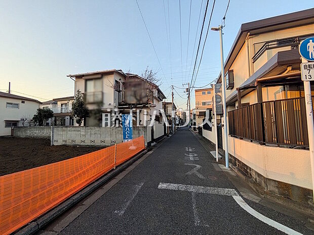 接道状況および現場風景　【杉並区宮前1丁目】一戸建ての多いエリアのため、静かで落ち着いた雰囲気の街並みです。