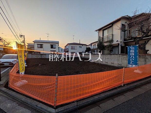 接道状況および現場風景 【杉並区宮前1丁目】周辺は落ち着いた雰囲気の住宅地です。小さなお子様がいるご家庭も安心です。