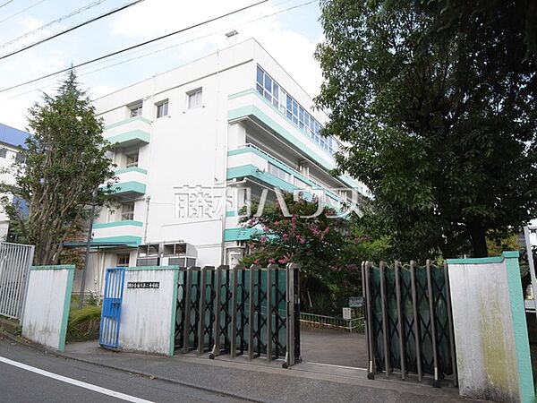 国分寺市立第二中学校 (740m)