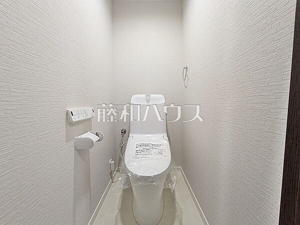 トイレ　【マージュ高幡不動】 トイレはいつまでも清潔な空間を保てるように、目に留まるだけではなく、汚れを拭き取り易いフロアと壁紙にしました。　