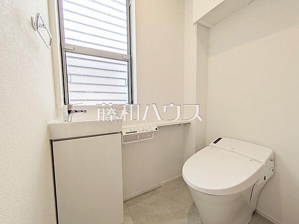 トイレ　【八王子市下柚木2丁目】 トイレはいつまでも清潔な空間を保てるように、目に留まるだけではなく、汚れを拭き取り易いフロアと壁紙にしました。　