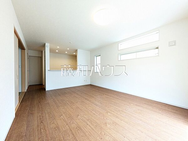 白を基調としたクロスになっているため、お部屋がより広く明るく感じます。窓からの光も取り込みます。　【新座市栄2丁目】