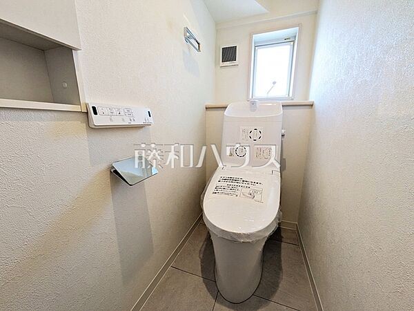 窓があるため換気がしやすいトイレはお掃除の際も空気をスッキリと保てますね。　【新座市栄2丁目】