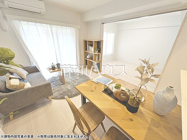 ≪リビング≫ナチュラルな色を基調とした落ち着きのあるリビングダイニングは、リラックスできる癒し空間です。【レーヴステージ府中緑町】