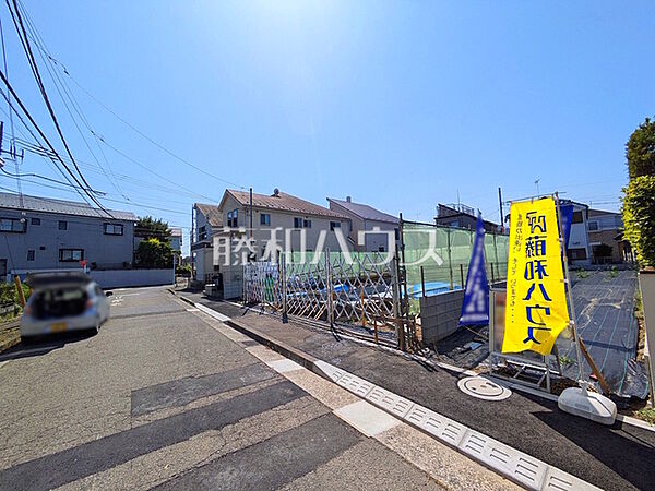 ≪接道状況≫　道路から奥まった住まいは、車や人通りも気にならずプライバシーの確保された住空間を保つことができます。【府中市四谷3丁目】