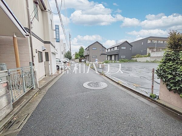 接道状況および現場風景　【杉並区久我山5丁目】 お住まい探しは、家の良し悪しだけでなく周辺環境も重要なポイントです。ぜひ一度お客様の目でご覧ください。　