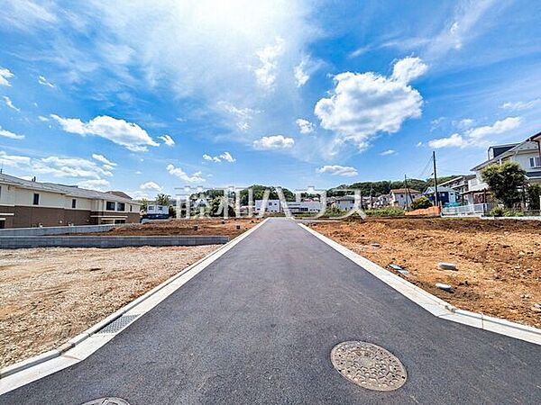接道状況および現場風景　【八王子市小宮町】 見学はしたいけど、なかなか時間が取れない・・・そんな方に出勤前や仕事終わりにマイホームを見学できるサポートをいたします。