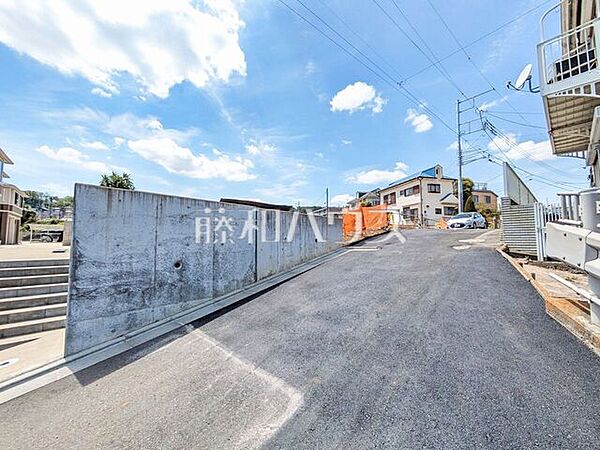 接道状況および現場風景　【八王子市小宮町】 建物のプレゼンをさせていただきますので、実際の完成イメージを思い描いていただくことができます。お気軽にお問合せ下さい。