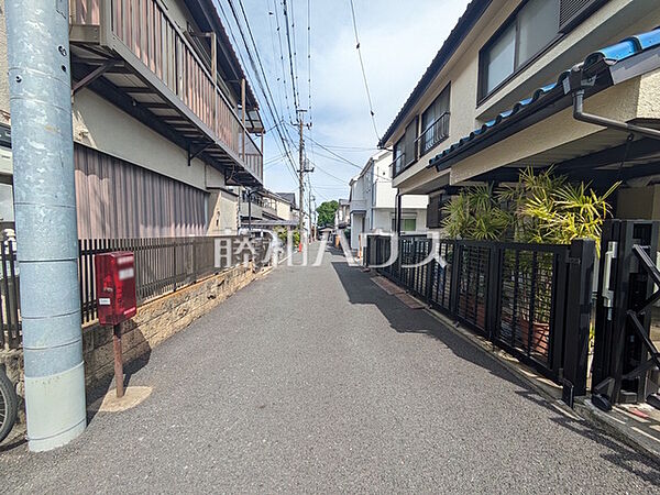 接道状況および現場風景(現況：古屋有)　【西東京市中町6丁目】 見学はしたいけど、なかなか時間が取れない・・・そんな方に出勤前や仕事終わりにマイホームを見学できるサポートをいたします。