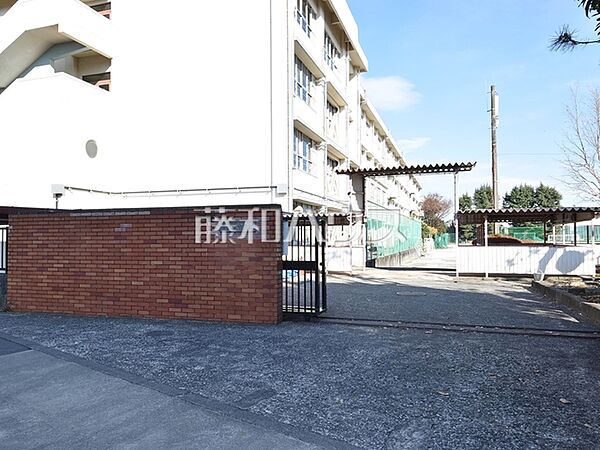 日野市立大坂上中学校 (630m)