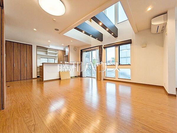 リビング　【東久留米市中央町5丁目】 平日のご案内も可能です。まずはお気軽にお問合せ下さいませ。