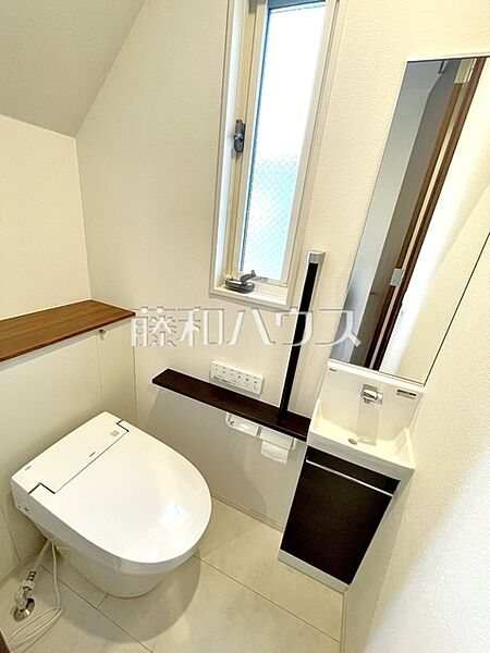 トイレはウォッシュレット付き、窓を設けた明るい空間で換気も可能　【練馬区谷原5丁目】