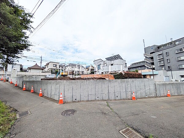 ≪現地外観≫京王線「つつじヶ丘」駅 徒歩5分！この恵まれたロケーションによる幸福感は、毎朝の通勤時にしっかりと感じられるのではないでしょうか。【調布市西つつじケ丘4丁目】