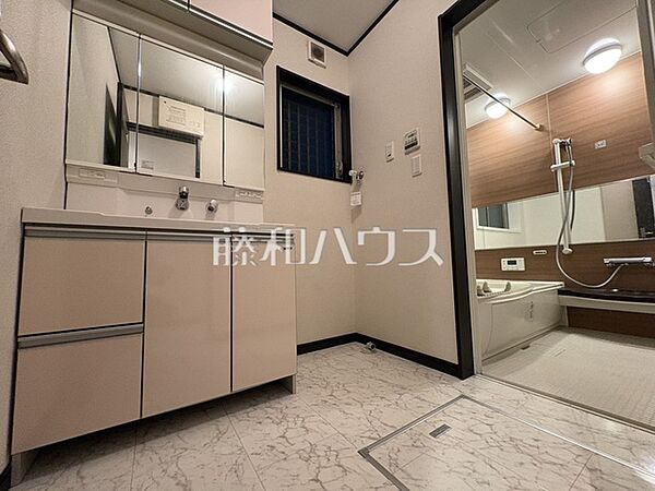 オーナー様が大変丁寧にお使いの水回りです。 洗面室　【清瀬市中清戸5丁目】