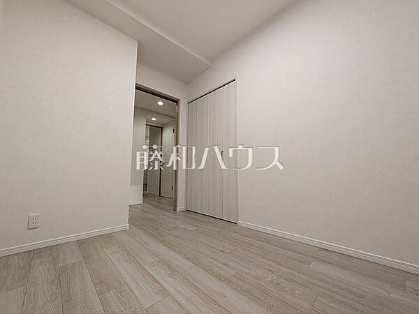 ≪居室≫木目が美しいウッディなフローリングの居室は、穏やかで心安らぐ空間となるでしょう。【西国分寺パークホームズ】