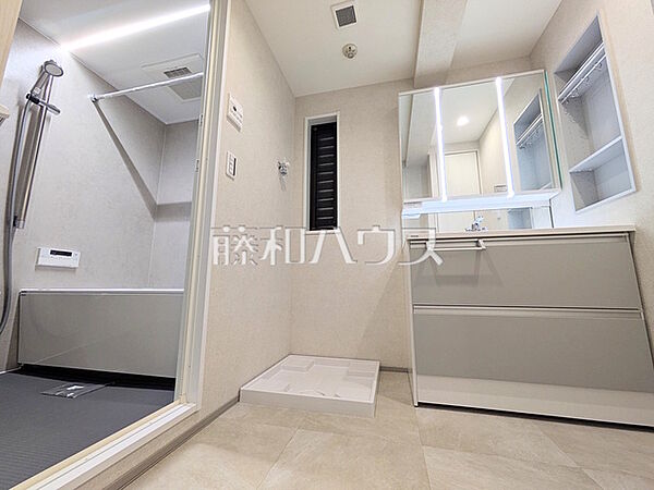 ≪洗面所≫左右どちらからでも開閉できる便利な三面鏡洗面化粧台は、鏡裏には日常で使うものがたっぷり入ります。　【西国分寺パークホームズ】