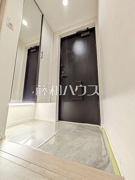 ≪玄関≫お出かけ前の『身だしなみチェック』にかかせない“姿見鏡”も完備されております♪　【西国分寺パークホームズ】