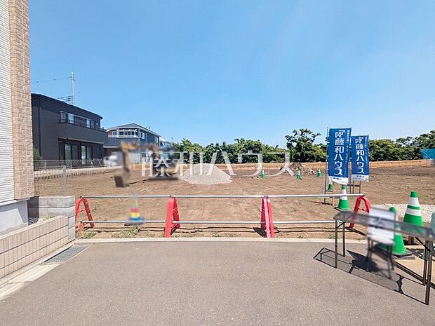 基礎や内装といった建築中の様子が確認可能です。　【新座市片山3丁目】