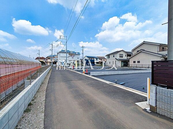 接道状況および現場風景　土日祝はもちろん、平日のご案内も可能です。まずはお気軽にお問合せ下さいませ。【東久留米市前沢1丁目】