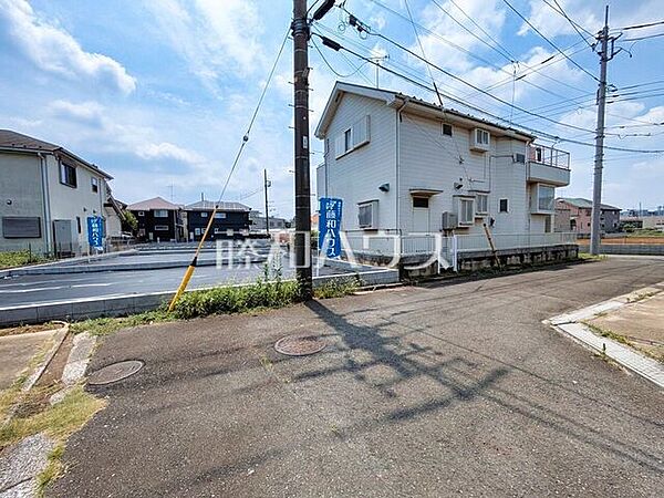 接道状況および現場風景　整備された街区、近隣に広がる美しい自然たち。空間のみのこだわりだけではなく、ここに暮らす方々にとって素敵な環境や快適な暮らしを実現します。【東久留米市前沢1丁目】