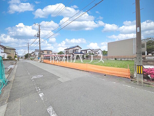 接道状況および現場風景　【日野市多摩平7丁目】節を問わず賑わいをみせる街を背景に広がる住宅エリア。天高い青空を見上げて建つ姿は、静かな住宅街に溶け込みながらやさしい香りを放つことでしょう。