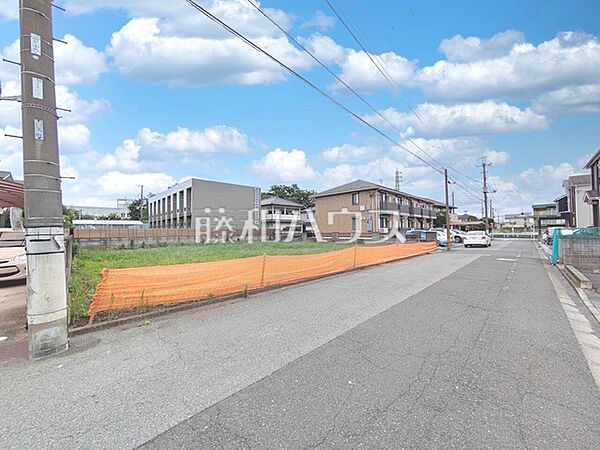 接道状況および現場風景　【日野市多摩平7丁目】見学はしたいけど、なかなか時間が取れない・・・そんな方に出勤前や仕事終わりにマイホームを見学できるサポートをいたします。
