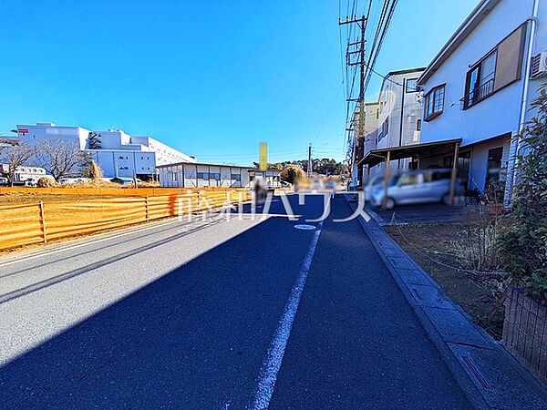 接道状況および現場風景　【朝霞市根岸台8丁目】 お住まい探しは、家の良し悪しだけでなく周辺環境も重要なポイントです。ぜひ一度お客様の目でご覧ください。　