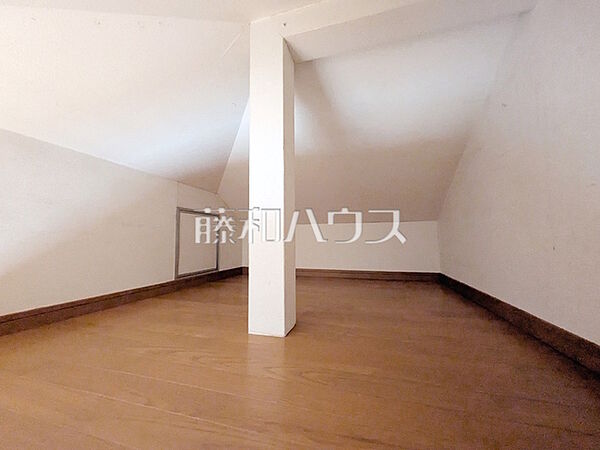 小屋裏収納は季節物やスーツケースなど、かさばる物の収納に役立ちます。　【練馬区南大泉6丁目】