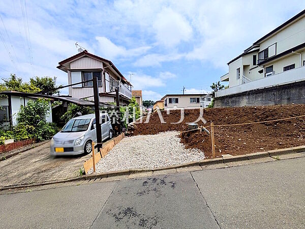 ≪現地外観≫周囲に高い建物のないエリアのため、空が大きく感じます。　【多摩市連光寺4丁目】
