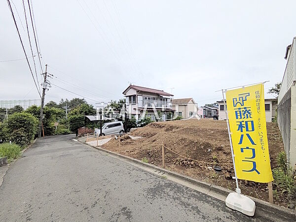 ≪接道状況≫周辺は落ち着いた雰囲気の住宅地です。小さなお子様がいるご家庭も安心です。　【多摩市連光寺4丁目】