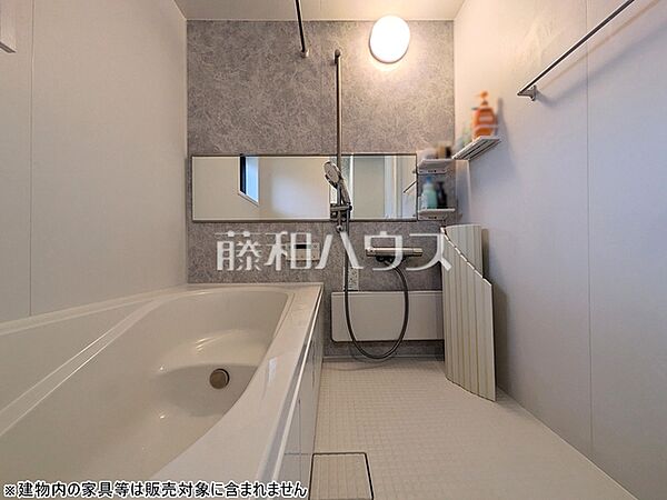 浴室　【立川市幸町4丁目】 浴室はランドリーパイプ付きで、雨の日もお洗濯物を干せて便利です。　