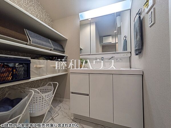 洗面室　【立川市幸町4丁目】 洗面室にはバスタオルや洗面具などをきれいに整理できる便利な棚を設置しました。　