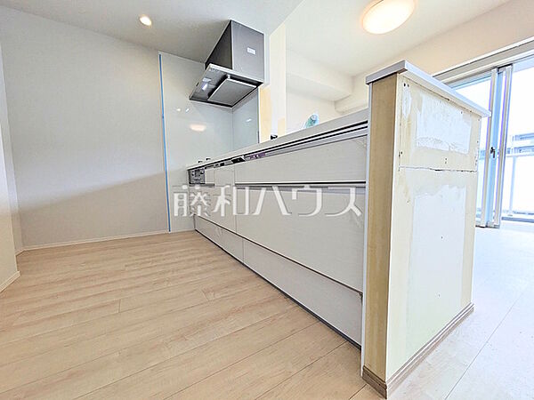 ≪キッチン（施工中）≫明るい陽光に満たされる心地よいキッチンで、気持ちよくお料理ができます。　【ブリリア多摩ニュータウンB棟】