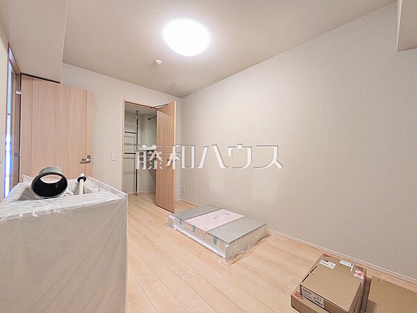 ≪居室（施工中）≫ウォークインクローゼット付きの主寝室は約7帖の広さがあり開放的な空間が広がっております。【ブリリア多摩ニュータウンB棟】