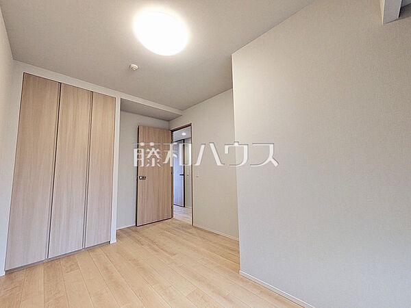 ≪居室≫木目が美しいウッディなフローリングの居室は、穏やかで心安らぐ空間となるでしょう。【ブリリア多摩ニュータウンB棟】