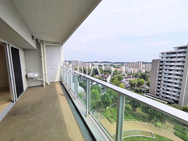 ≪バルコニー≫南向きのバルコニーは日差しもたっぷり注ぎ、お洗濯物もよく乾きます。　【ブリリア多摩ニュータウンB棟】