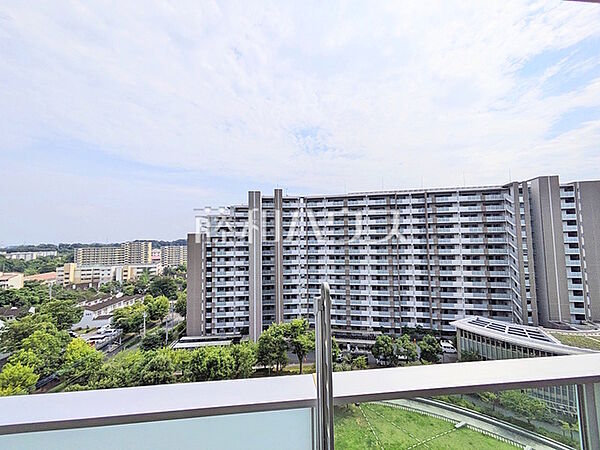 ≪住戸からの眺望≫青・緑・白のコントラスト！澄んだ青い空のたもと、豊かな緑が織りなす時間、表情豊かに四季折々の景観を楽しませてくれるでしょう。　【ブリリア多摩ニュータウンB棟】