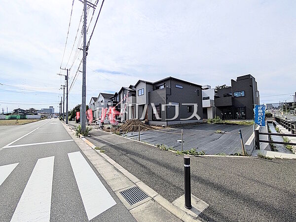 接道状況および現場風景　【日野市西平山3丁目】周辺環境、日当たりや設備仕様など、実際に行ってみないと分からないことも多くございます。営業担当がご案内いたしますので、お気軽にお問い合わせください。