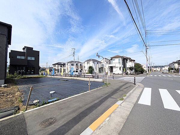 接道状況および現場風景　【日野市西平山3丁目】前面道路は歩道もあり、小さなお子様にも安心ですね。