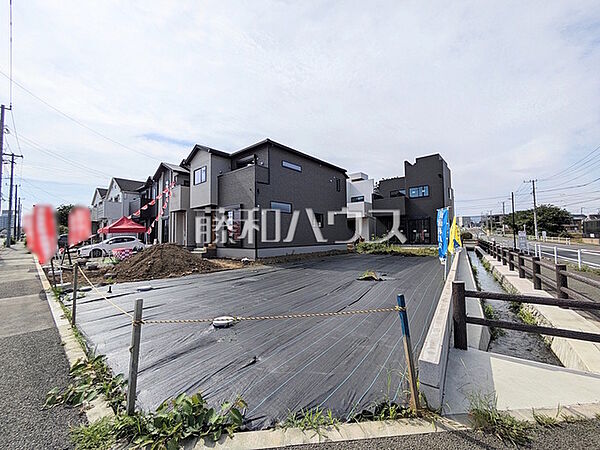 8号地　現地写真　【日野市西平山3丁目】戸建住宅が立ち並ぶ住宅地。静かな時間の流れ。ゆっくりと傾きを変えていく陽の光が清楚な家々を色鮮やかに演出してくれます。
